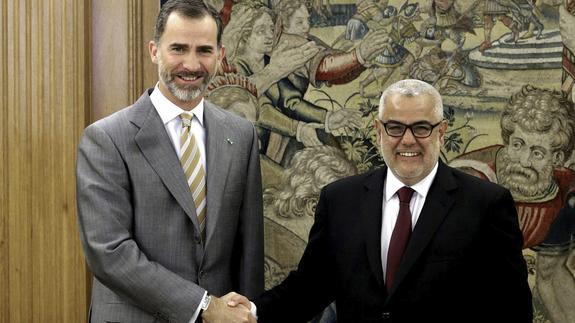 El rey Felipe VI saluda al jefe del Gobierno marroquí, Abdelilah Benkirán. 