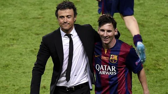 Luis Enrique (i), junto a Messi. 