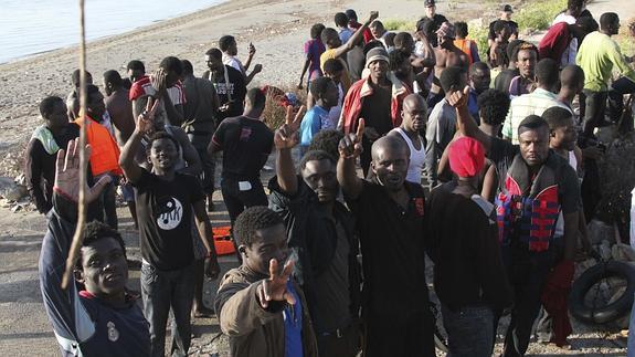 Inmigrantes irregulares, en la playa del Tarajal. 