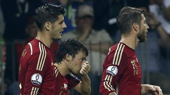 Morata, Silva y Ramos, celebran el gol del canario en Bielorrusia. 