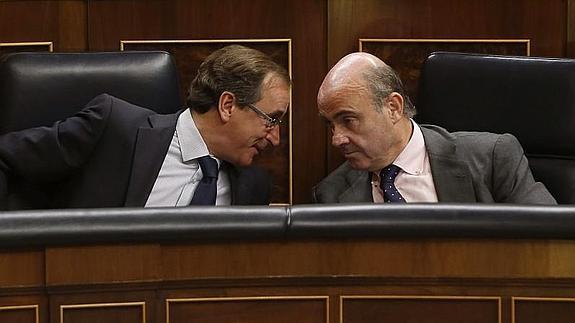 Alfonso Alonso y Luis de Guindos (d.), en el Congreso. 