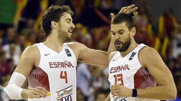 Pau Gasol (i) y su hermano Marc. 