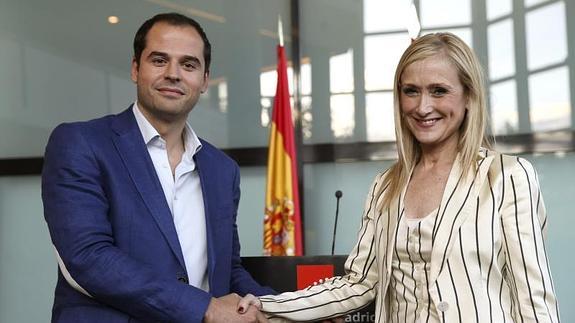 Aguado (i) y Cifuentes (d), tras sellar el pacto.