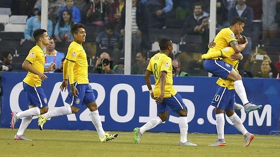 Los jugadores brasileños celebran el 1-0 de Thiago Silva.