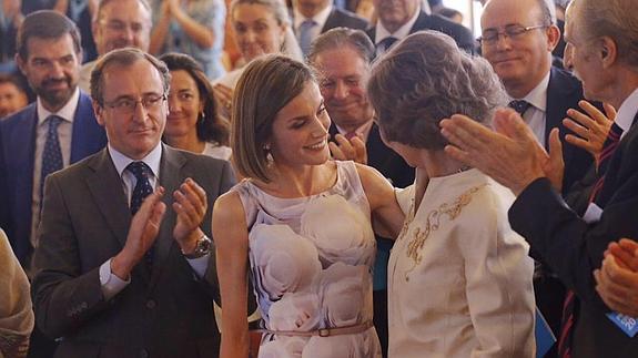 La reina Letizia y doña Sofía.