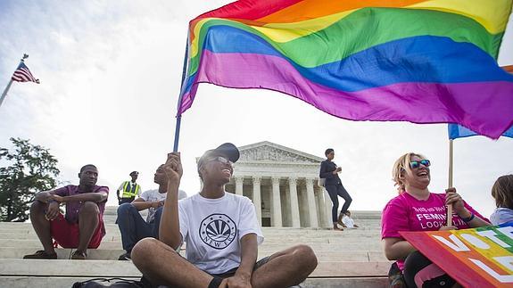 Varias personas celebran la histórica decisión ante la Corte Suprema de EE UU.