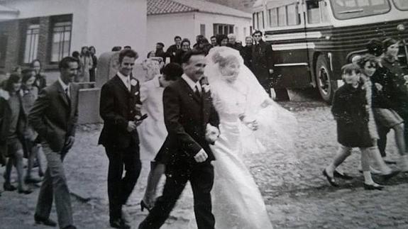 Una boda de los años 60 en la que los novios recorren a pie el pueblo antes de la celebración del banquete.