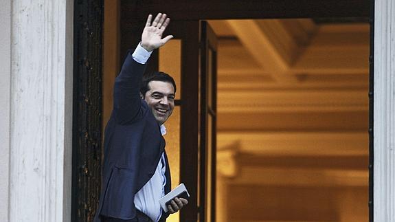 El primer ministro, Alexis Tsipras, saluda a su llegada de Bruselas.