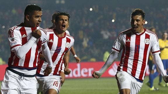 Los jugadores de Paraguay celebran el tanto del empate.