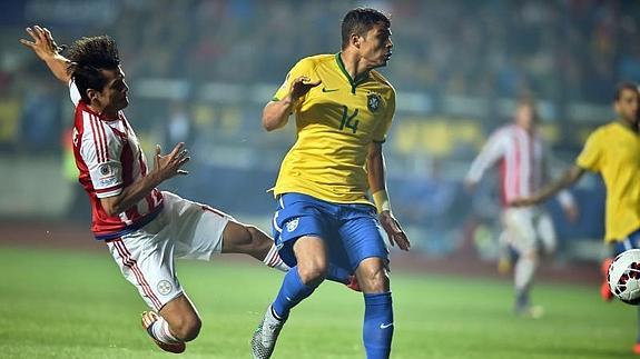 Thiago Silva, en un lance del duelo ante Paraguay. 