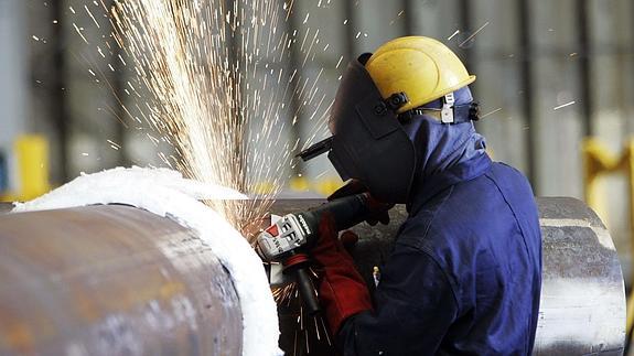 Un trabajador de Navantia suelda un tubo en el astillero de Fene. 