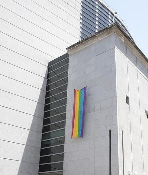 La bandera del arcoíris cuelga de uno de los accesos laterales. 