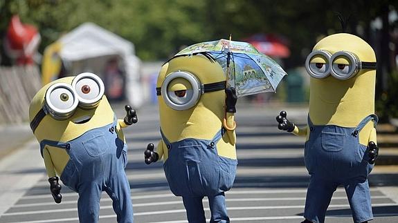 Tres minions posan para los fotógrafos durante la presentación de la película 'Los Minions' en el Filmpark de Potsdam, Alemania.