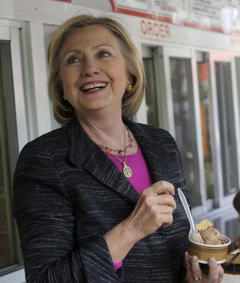 Hillary Clinton toma un helado en New Hampshire. 