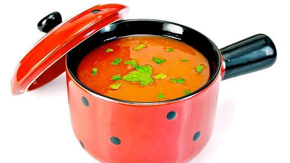 Las sopas de verano, como la de tomate, el gazpacho o la de pepino, aportan un contenido hídrico del 98%. 