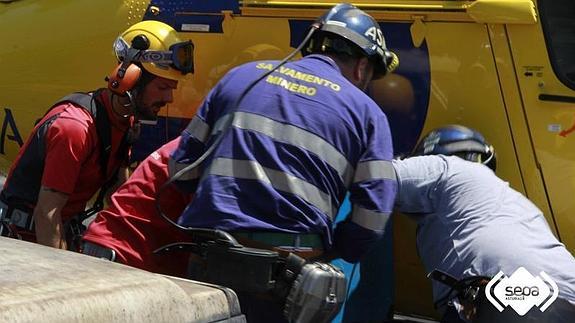 Un grupo de mineros trabaja en el rescate. 