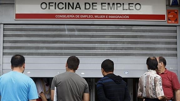 Personas hacen cola para entrar en la Oficina de Empleo.