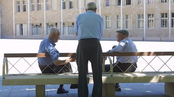 Tres pensionistas, en una plaza.