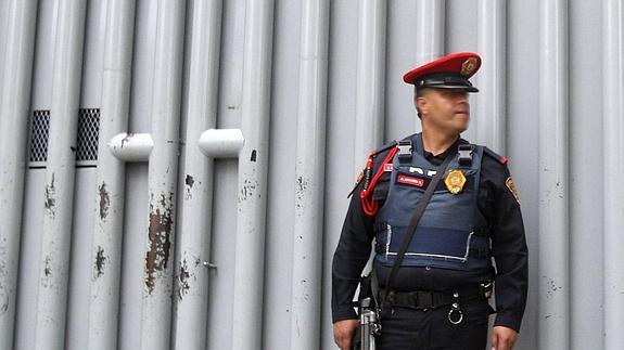 Un oficial custodia la entrada a la Subprocuraduría Especializada en Investigación de Delincuencia Organizada de Ciudad de México.
