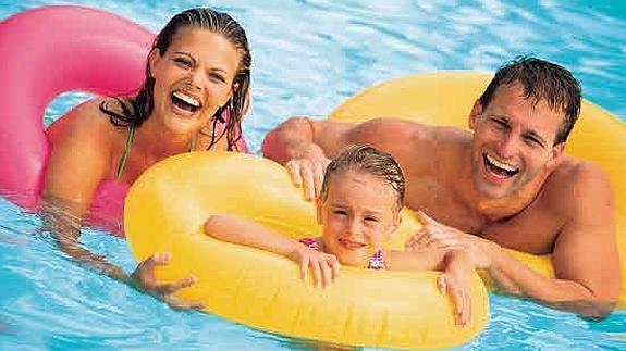 Una familia se divierte en la piscina.
