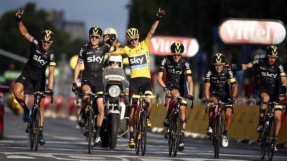 Chris Froome, entrando con sus compañeros en París. 