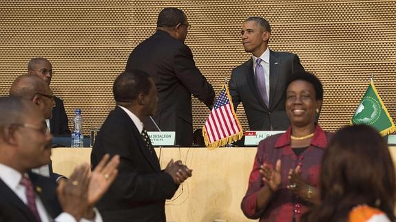 Barack Obama saluda al presidente de Etiopía.