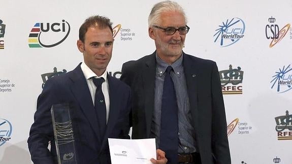 El presidente de la UCI, Brian Cookson, entrega un premio al ciclista murciano Alejando Valverde. 