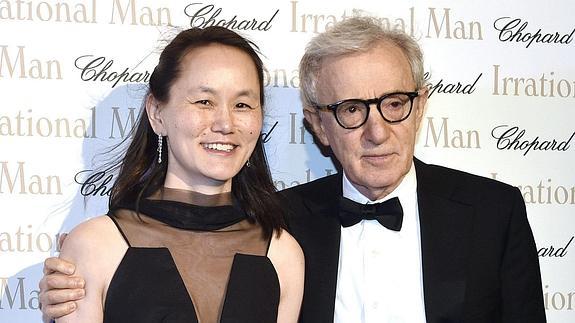 Woody Allen junto a su mujer, Soon-Yi.