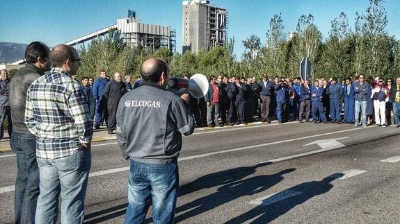 Concentración de los trabajadores de la termoeléctrica de Elcogás en Puertollano.