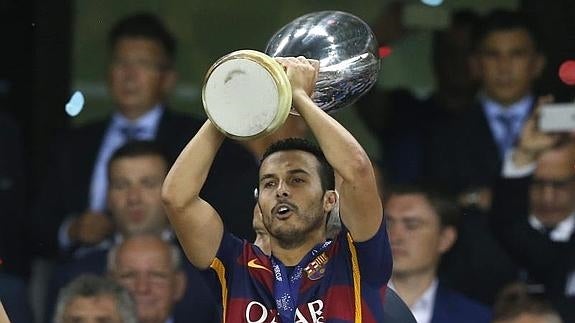 Pedro levanta la Supercopa de Europa. 