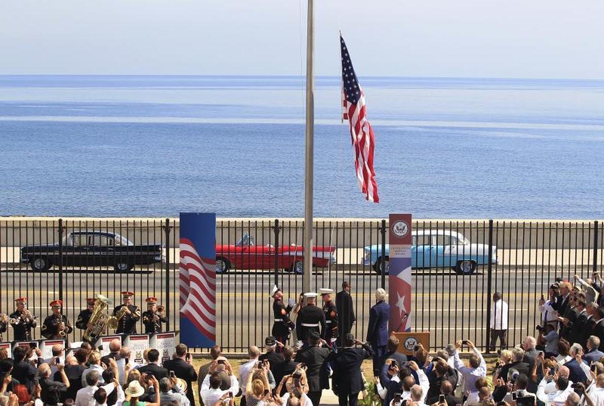 La bandera estadounidense ondea en Cuba.