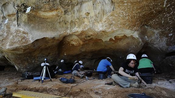 Arqueólogos en una oquedad en el yacimiento de la Galería, en Atapuerca.