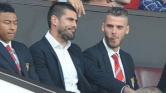 Valdés y De Gea, en el la grada de Old Trafford. 