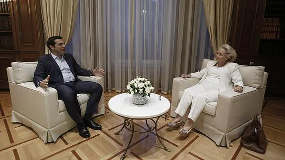 Tsipras conversa con la nueva primera ministra provisional griega Zhanou. 