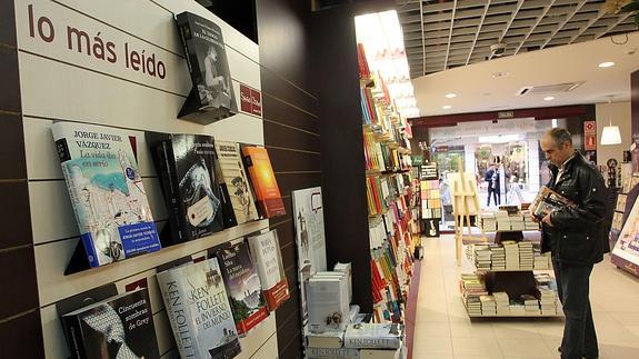 Sección de libros más vendidos en una librería.