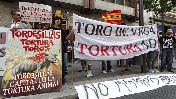 Protesta en Valladolid contra el Toro de la Vega.