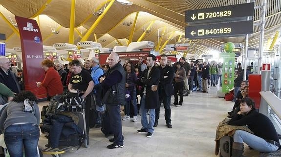 Pasajeros en el aeropuerto de Barajas.