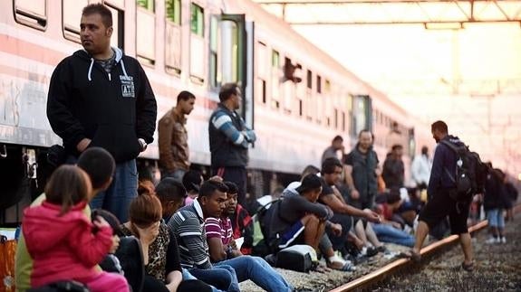 Inmigrantes esperando a un tren en una estación cercana a Zagreb.