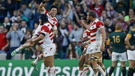 Los japoneses celebran su gran victoria ante Sudáfrica. 