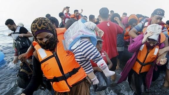 Refugiados sirios tras llegar en barca a la isla griega de Lesbos. 