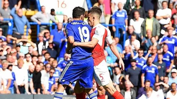 Diego Costa, en pugna con Gabriel Paulista. 