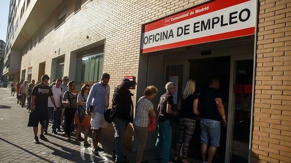 Cola ante una oficina de empleo. 