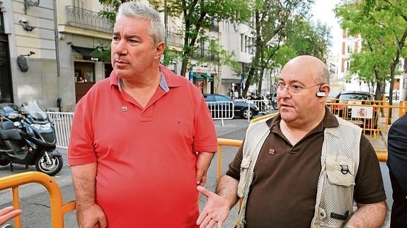 El presidente y el vicepresidente de la Asociación de Víctimas de la Talidomida en España (Avite), José Riquelme (d) y Rafael Basterrechea, hoy ante el Tribunal Supremo.