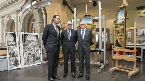 Miguel Zugaza, Francisco González y José Pedro Pérez-Llorca, en el taller de restauración.