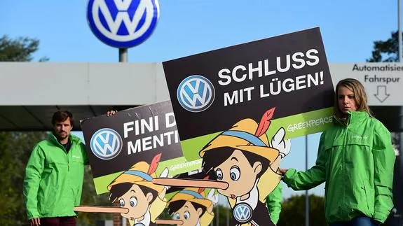 Activistas de Greenpeace protestan en la sede de Volkswagen en Wolfsburg (Alemania).