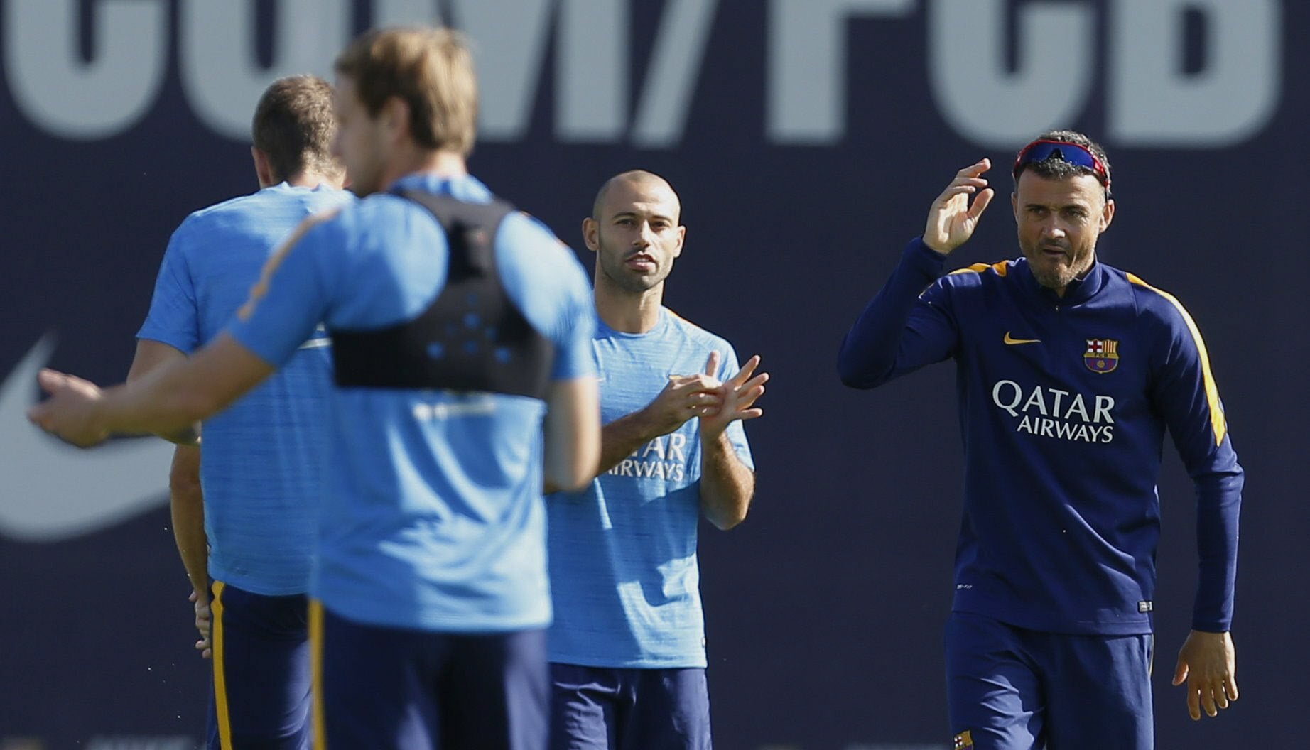 Luis Enrique con Mascherano durante el entrenamiento del viernes. 