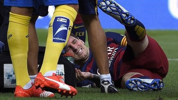 Leo Messi se duele en el suelo tras su lesión. 