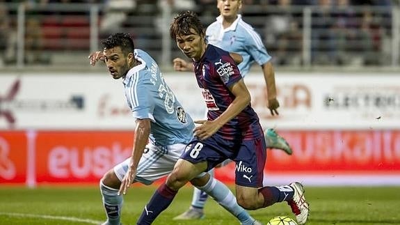 Inui (d) regatea a Cabral (i) durante el partido. 