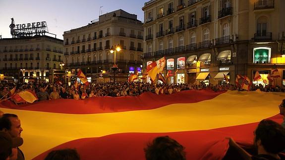 Bandera desplegada en la Puerta del Sol.