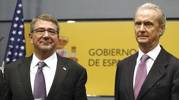 Pedro Morenés (d), durante la rueda de prensa con Ashton Carter (i).